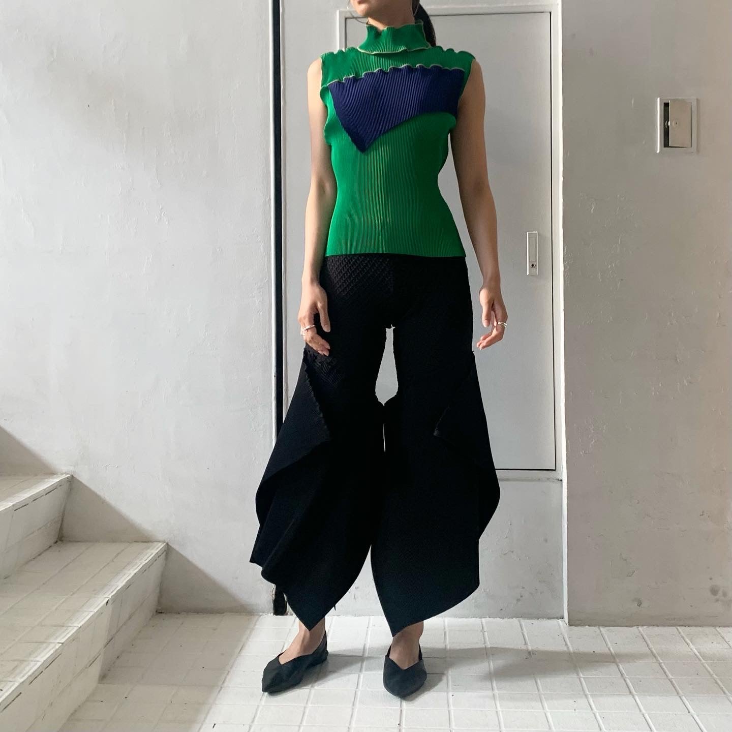 to do kotohayokozawa】 No sleeve top High neck type / Shrink flare 