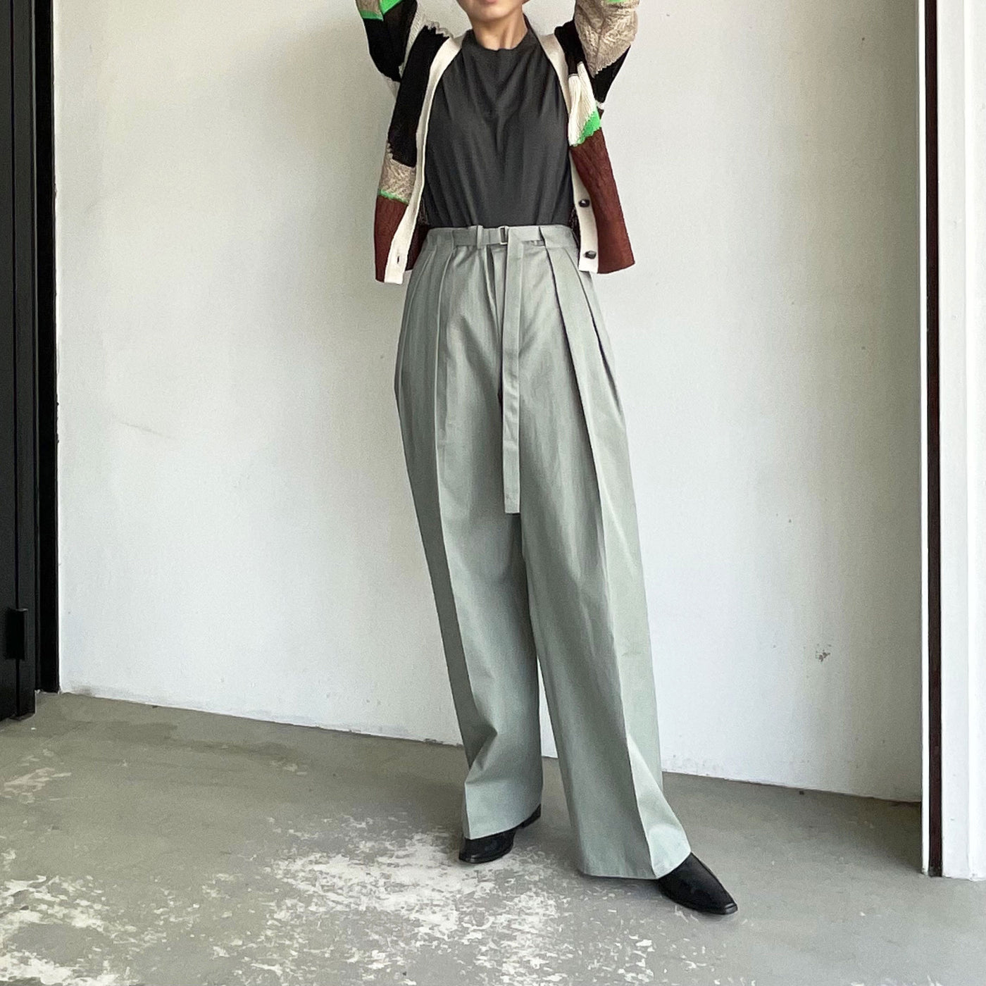 【AURALEE】WASHED FINX HERRINGBONE BELTED PANTS / EXTRA FINE WOOL JERSEY TEE【MURRAL】 Pottery knit cardigan