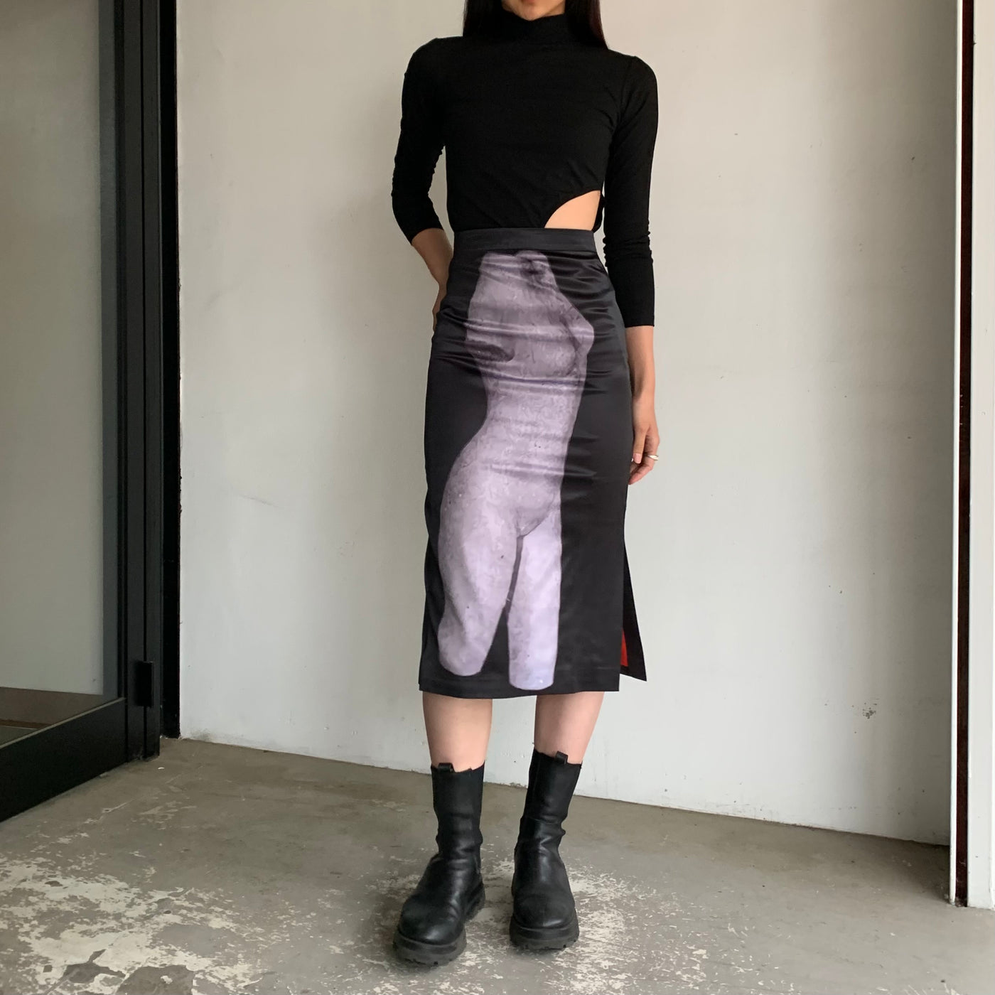 【JOHN】Fitted Cut-Out Top /Black Sculpture Print Midi Skirt