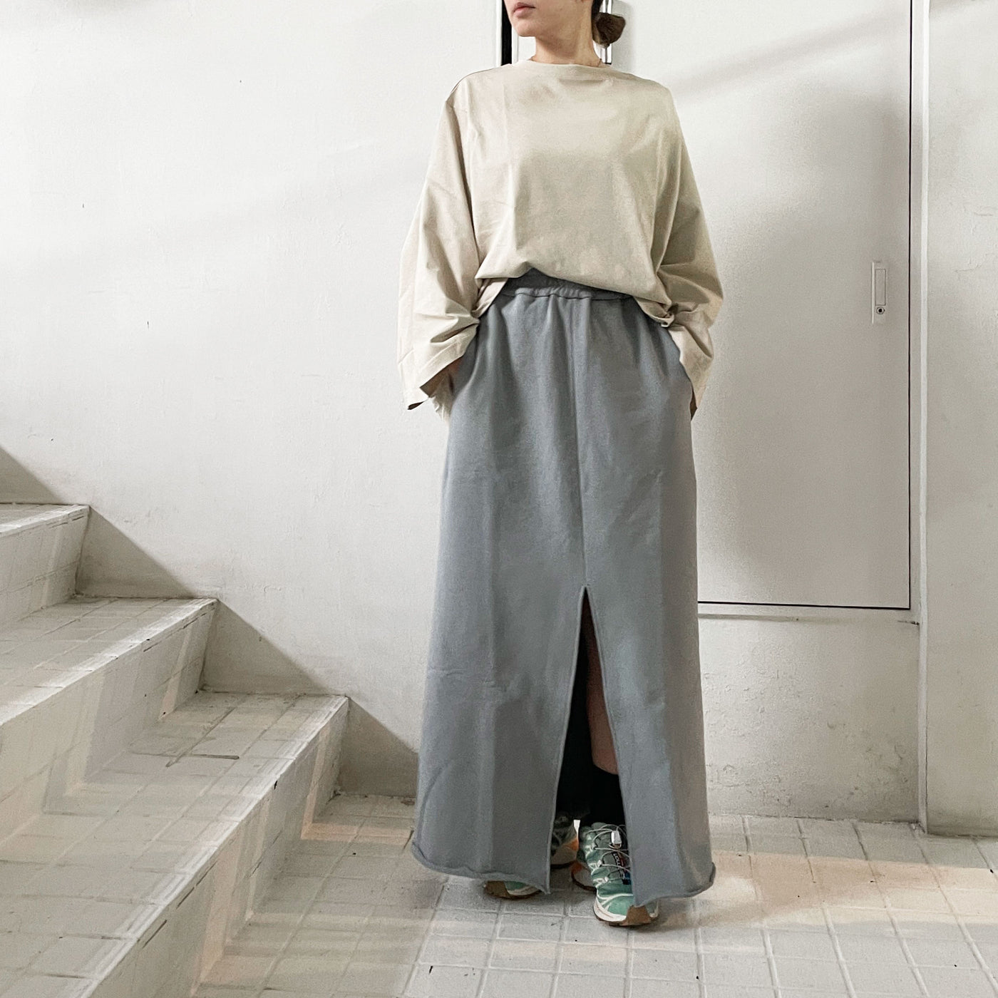 【COGTHEBIGSMOKE】 KAMILA WIDE SLEEVE T-SHIRT / KATHLEEN FRONT SLIT SKIRT