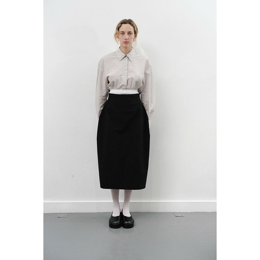 【AMOMENTO/アモーメント】<br>CURVED SILHOUETTE SKIRT <br>AM25SSW01SK