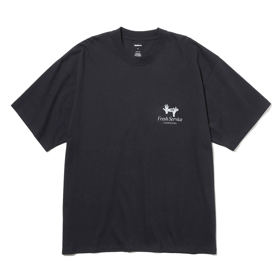 【FreshService/フレッシュサービス】<br>CORPORATE PRINTED S/S TEE “BRIEFING” <br>FSC253-70014