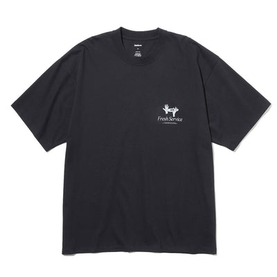 【FreshService/フレッシュサービス】<br>CORPORATE PRINTED S/S TEE “BRIEFING” <br>FSC253-70014