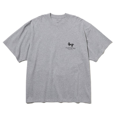 【FreshService/フレッシュサービス】<br>CORPORATE PRINTED S/S TEE “BRIEFING” <br>FSC253-70014