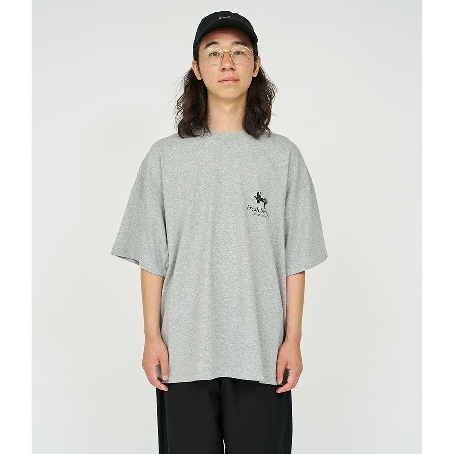 【FreshService/フレッシュサービス】<br>CORPORATE PRINTED S/S TEE “BRIEFING” <br>FSC253-70014