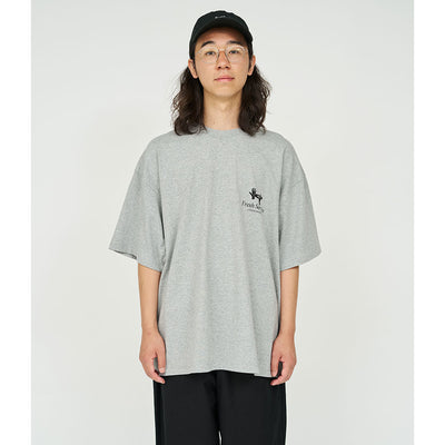 【FreshService/フレッシュサービス】<br>CORPORATE PRINTED S/S TEE “BRIEFING” <br>FSC253-70014