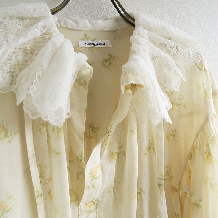 【FUMIKA UCHIDA/フミカウチダ】 <br>FLOWER PRINTED RUFFLE HIGH-NECK BLOUSE <br>U-SH004