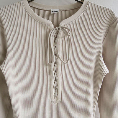 【BOWTE/バウト】<br>HIGH TWIST COTTON RIB LACE UP LONG SLV <br>232-02-0005