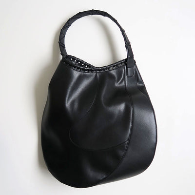 【Mame Kurogouchi/マメ】<br>Synthetic Leather Asymmetrical Tote Bag <br>MM24FW-AC313