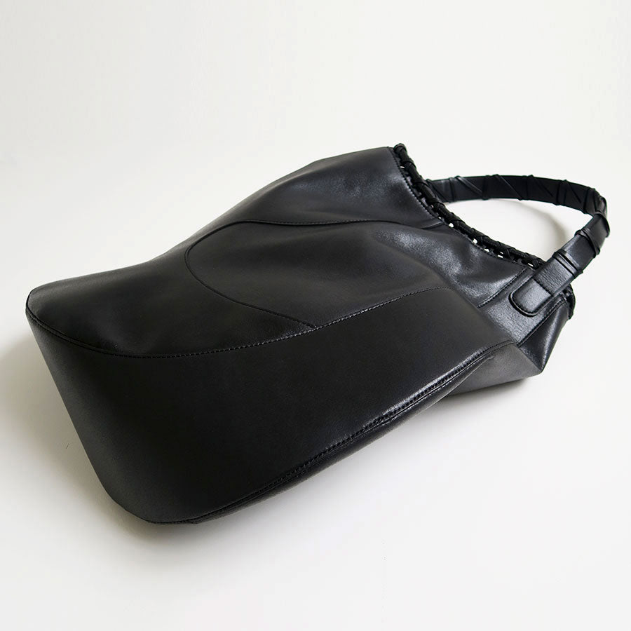 【Mame Kurogouchi/マメ】<br>Synthetic Leather Asymmetrical Tote Bag <br>MM24FW-AC313