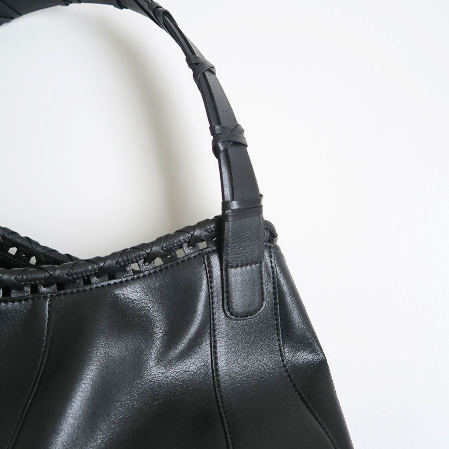 【Mame Kurogouchi/マメ】<br>Synthetic Leather Asymmetrical Tote Bag <br>MM24FW-AC313