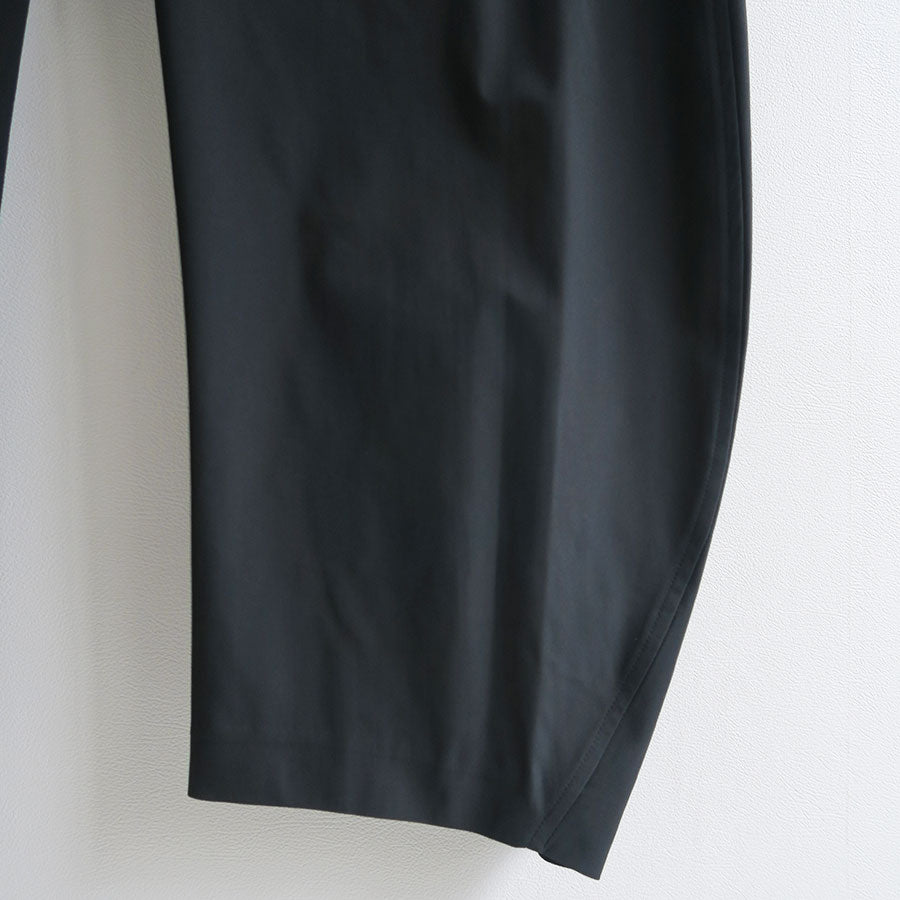 【AMOMENTO/アモーメント】<br>CURVED SILHOUETTE PANTS <br>AM25SSW01PT