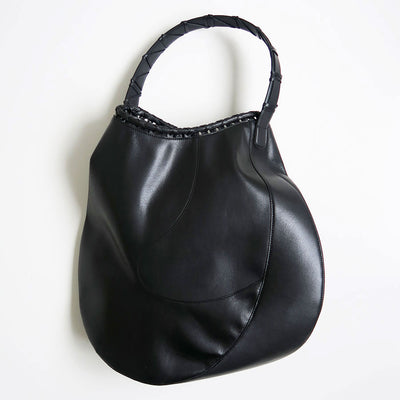 【Mame Kurogouchi/マメ】<br>Synthetic Leather Asymmetrical Tote Bag <br>MM24FW-AC313