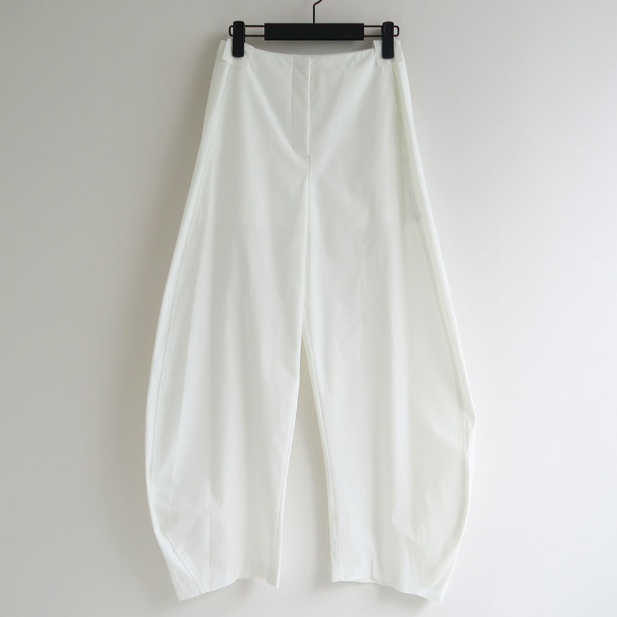 【AMOMENTO/アモーメント】<br>CURVED SILHOUETTE PANTS <br>AM25SSW01PT