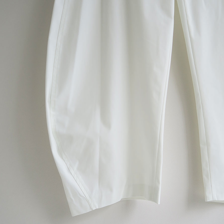 【AMOMENTO/アモーメント】<br>CURVED SILHOUETTE PANTS <br>AM25SSW01PT