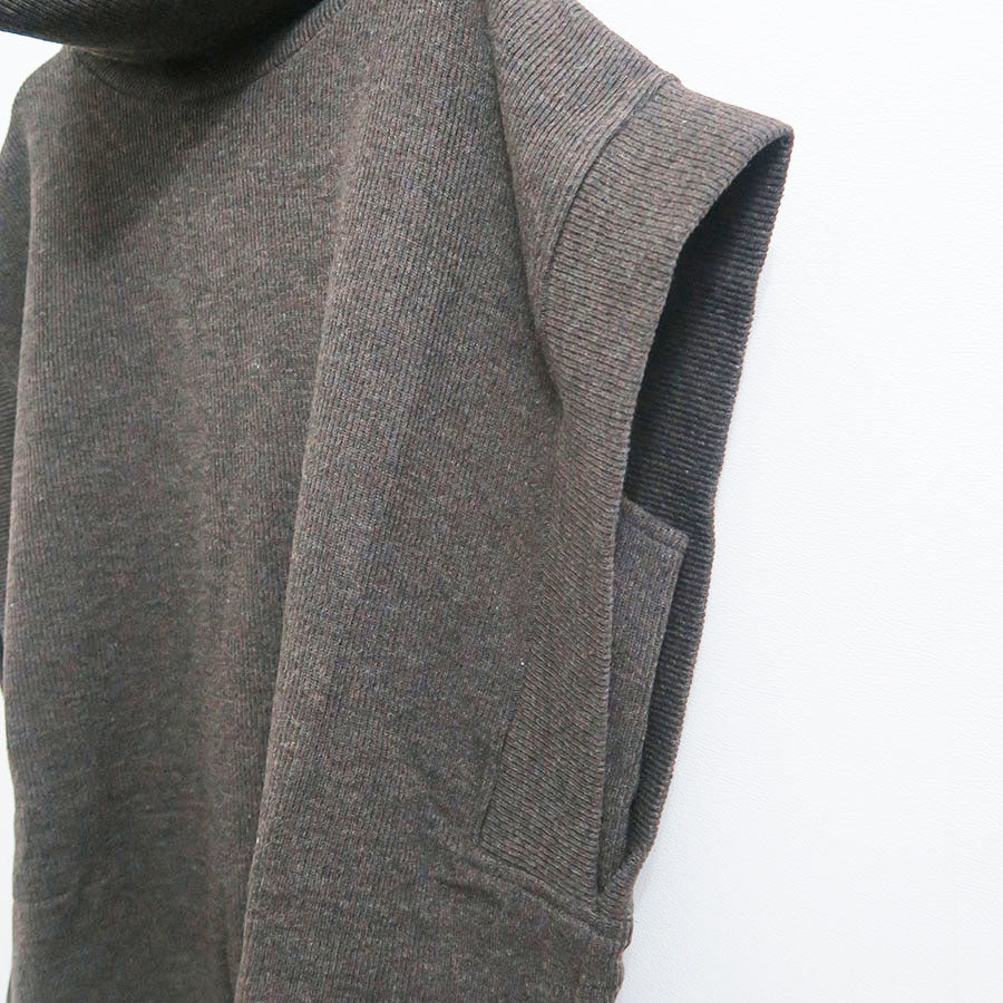 【COGTHEBIGSMOKE/コグ ザ ビックスモーク】<br>GISELE ROLLNECK GILET <br>9101-159-721-1