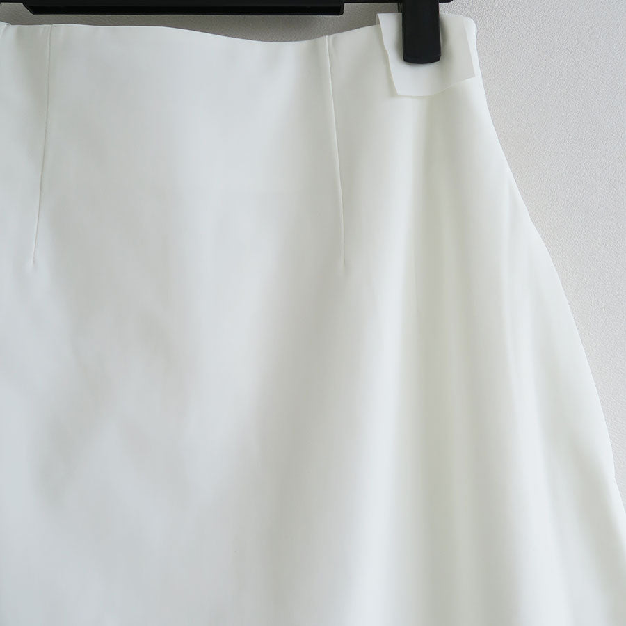 【AMOMENTO/アモーメント】<br>CURVED SILHOUETTE SKIRT <br>AM25SSW01SK