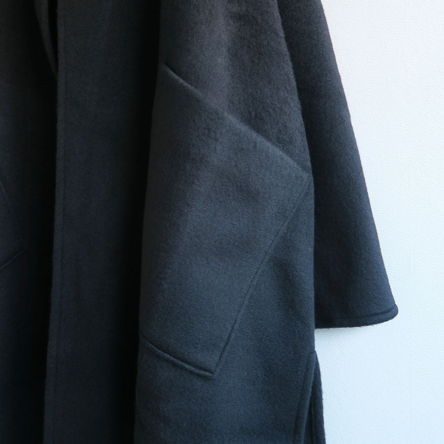 【COGTHEBIGSMOKE/コグ ザ ビックスモーク】<br>KENSINGTON COLLARLESS COAT <br>11802-193-1115-1