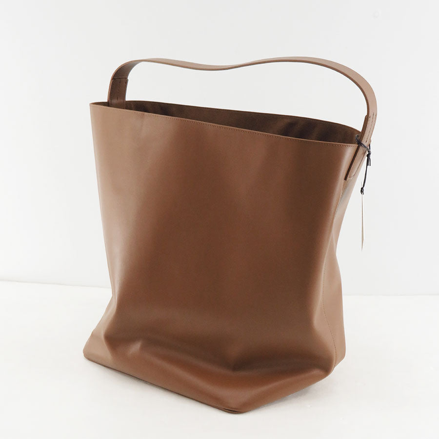 【2/6からポイント10%還元】<br>【AURALEE/オーラリー】<br>LEATHER BIG SHOULDER BAG MADE BY AETA <br>A25SB01AE-M