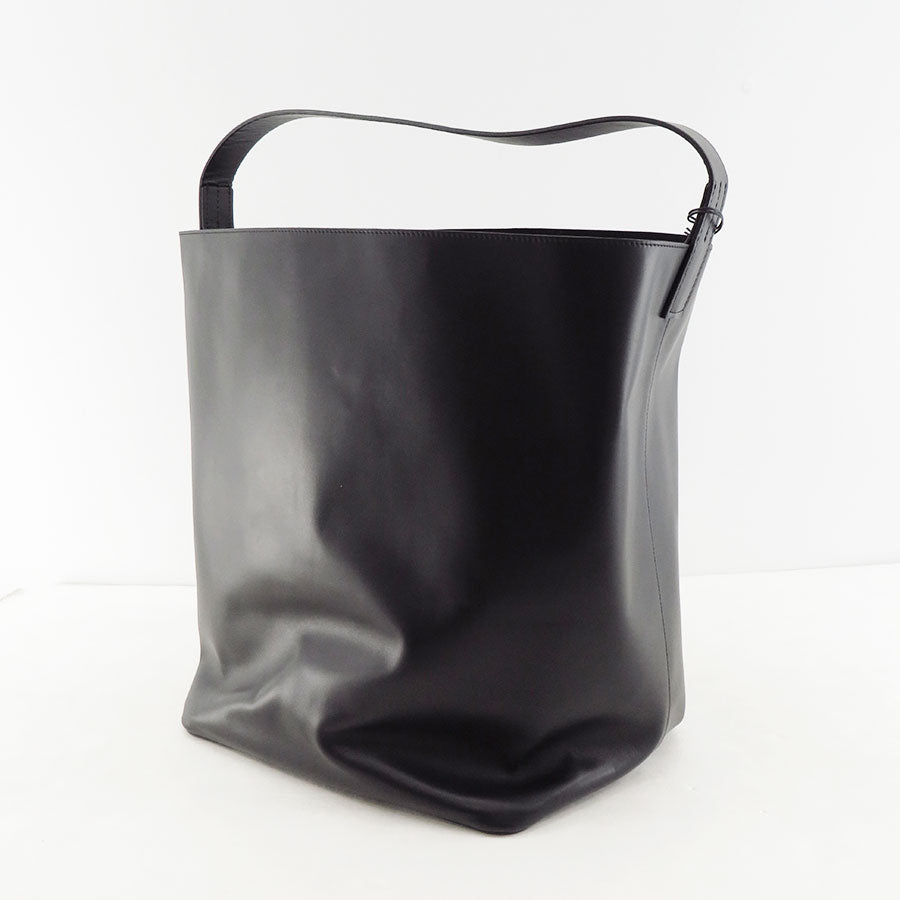 【2/6からポイント10%還元】<br>【AURALEE/オーラリー】<br>LEATHER BIG SHOULDER BAG MADE BY AETA <br>A25SB01AE-M