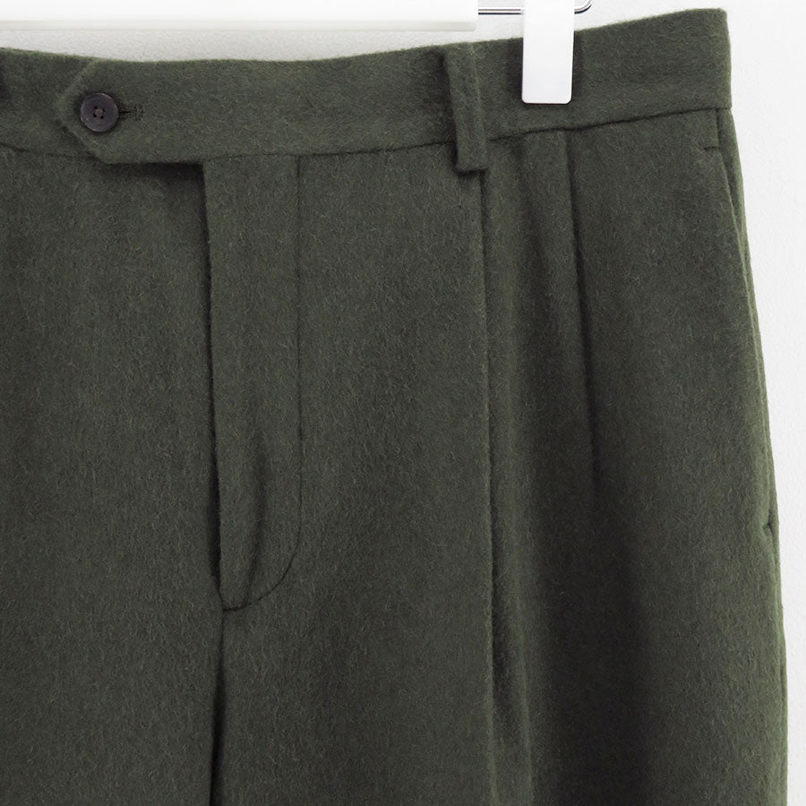 【10/3からポイント10%還元】<br>【AURALEE/オーラリー】<br>BABY CAMEL FLANNEL TWO-TUCK SLACKS <br>A25AP04BF