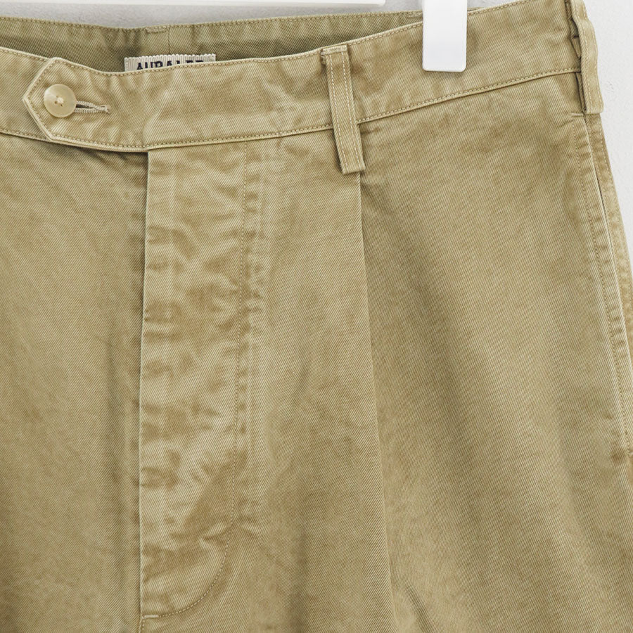 【10/3からポイント10%還元】<br>【AURALEE/オーラリー】<br>PRODUCT DYED FINX CHINO ONE-TUCK PANTS <br>A25AP01CP
