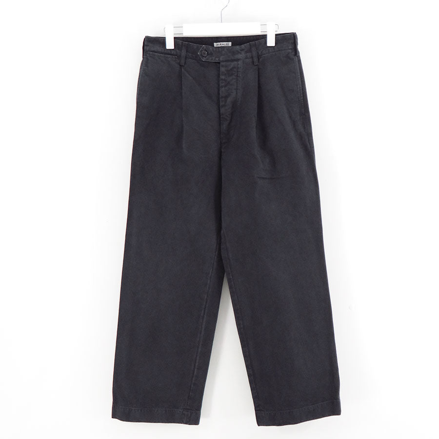 【10/3からポイント10%還元】<br>【AURALEE/オーラリー】<br>PRODUCT DYED FINX CHINO ONE-TUCK PANTS <br>A25AP01CP