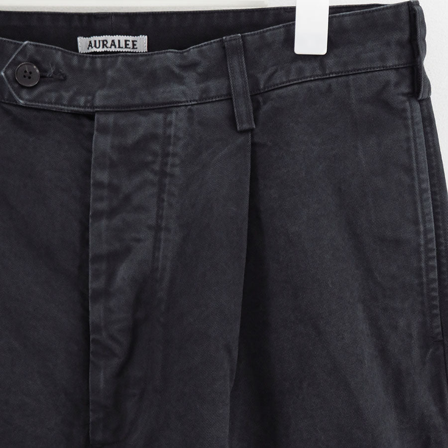 【10/3からポイント10%還元】<br>【AURALEE/オーラリー】<br>PRODUCT DYED FINX CHINO ONE-TUCK PANTS <br>A25AP01CP