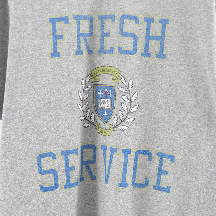 【FreshService/フレッシュサービス】<br>CORPORATE PRINTED S/S TEE “COLLEGE” <br>FSC253-70013