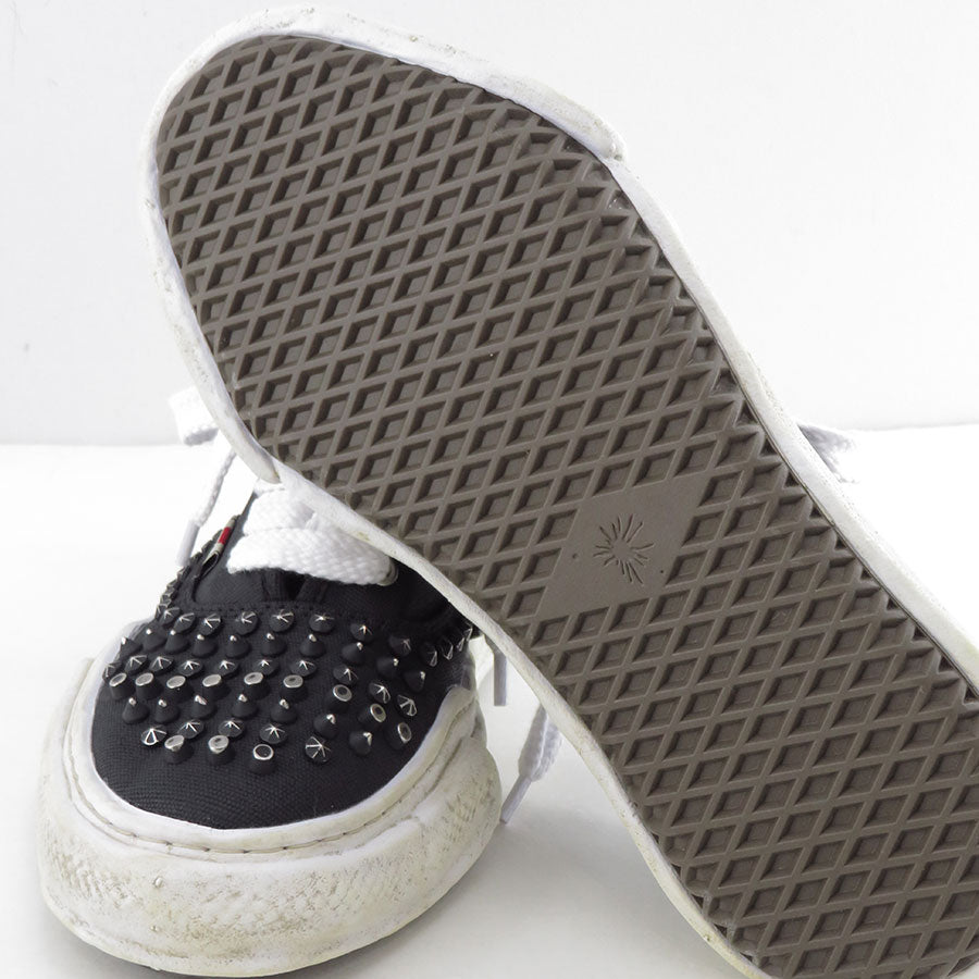 【Maison MIHARA YASUHIRO】<br>"BAKER" OG Sole Studded Canvas Low-top Sneaker (BLACK) <br>A01FW702