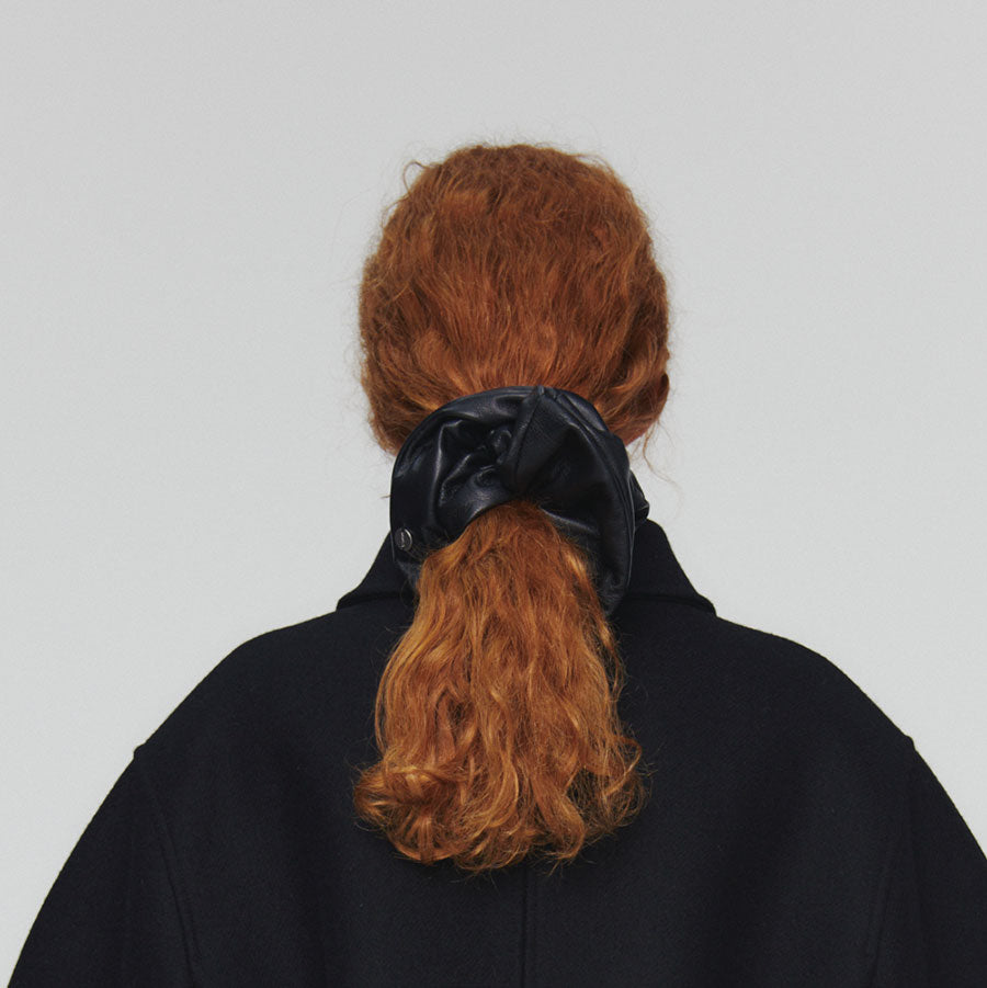 【AMOMENTO/アモーメント】<br>LEATHER SCRUNCHIE <br>AM24FWW02AC